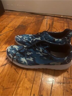 Men’s Blue Camo Nike Flyweight sneakers